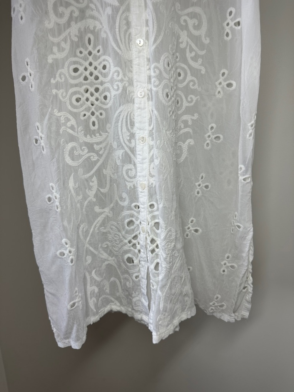 Johnny Was White Wirey Vine Georgette Sleeveless Embroidered Button-Front tunic - Picture 3 of 8
